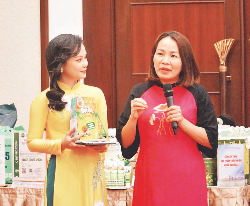 Chị Ý Nhi (bên phải) giới thiệu sản phẩm ở hội nghị xuất khẩu.