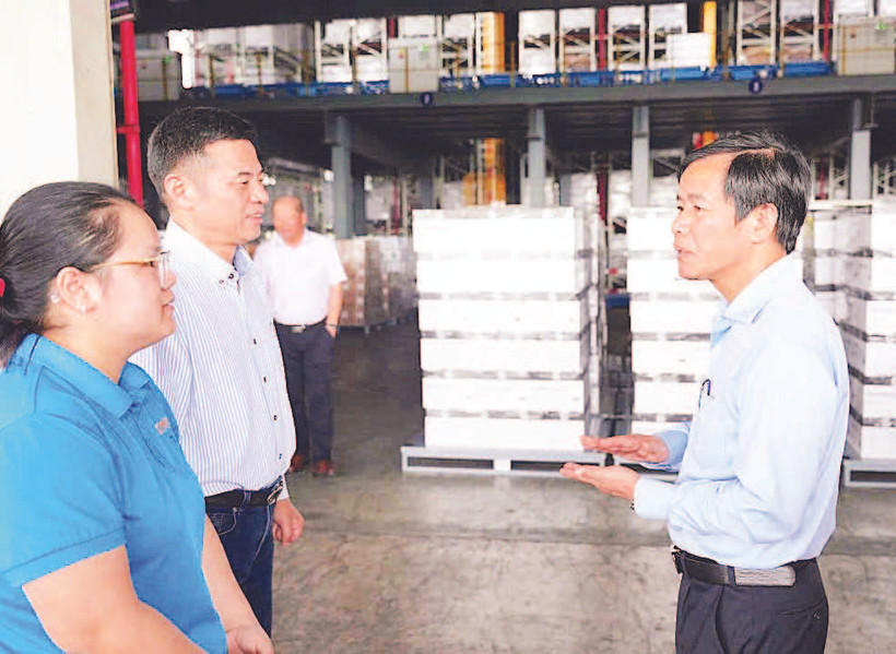 Chủ tịch Ủy ban nhân dân thành phố Huế Nguyễn Văn Phương (bên phải) đang lắng nghe doanh nghiệp đề xuất nguyện vọng.