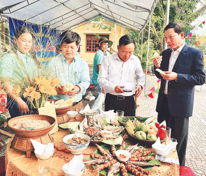 Huyện Ba Tơ giới thiệu nông sản qua các hội chợ, triển lãm để tiếp cận người tiêu dùng.