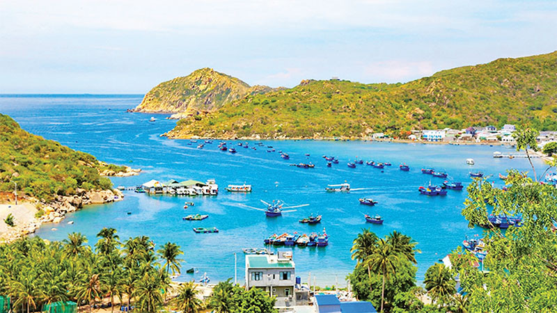 Vịnh Vĩnh Hy, xã Vĩnh Hải, huyện Ninh Hải, một danh thắng đã được Tổ chức Kỷ lục Việt Nam xác lập vào tốp 10 vịnh đẹp nhất của Việt Nam.