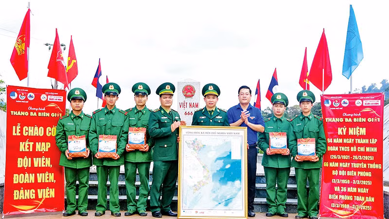 Thành đoàn thành phố Huế tặng quà cán bộ, chiến sĩ Đồn Biên phòng Quảng Nhâm. (Ảnh VÕ TIẾN)