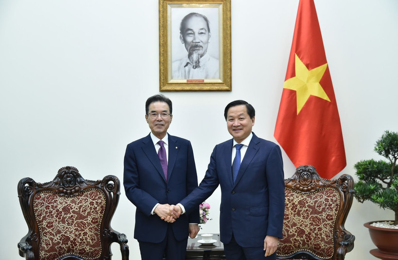 Chủ tịch NACF Lee Sung-Hee (trái) và Phó Thủ tướng Lê Minh Khái. (Ảnh: VGP)