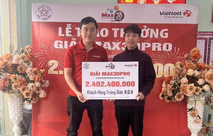 Anh N.Q.H (bên phải) nhận giải thưởng Max 3D Pro trị giá hơn 2,4 tỷ đồng.