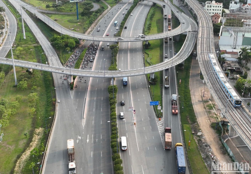 Tuyến Metro Bến Thành-Suối Tiên chạy thử nghiệm đoạn trên cao dọc Xa lộ Hà Nội chiều 26/4.