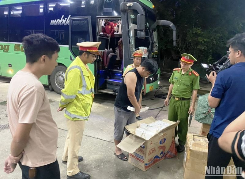 Phát hiện gần 10.000 bao thuốc lá nhãn hiệu Jet chứa trong các thùng giấy lớn. 