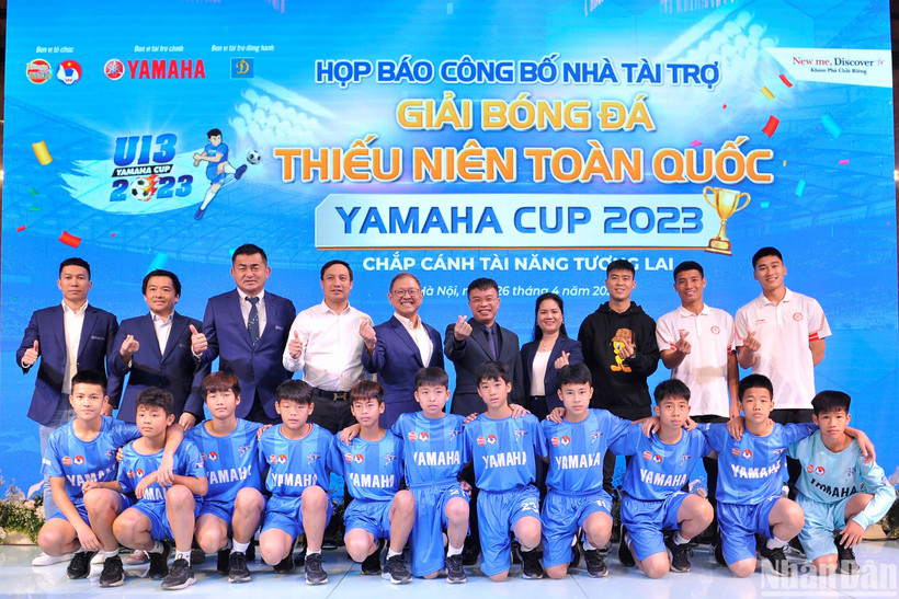 Đại diện ban tổ chức cùng nhà tài trợ chụp ảnh lưu niệm cùng các cầu thủ thiếu niên tại buổi họp báo. 