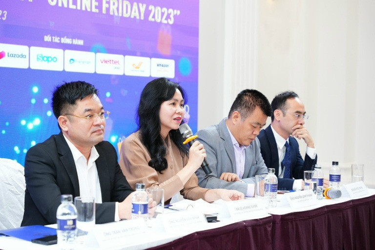 Đại diện Ban tổ chức trả lời câu hỏi trong buổi họp báo.