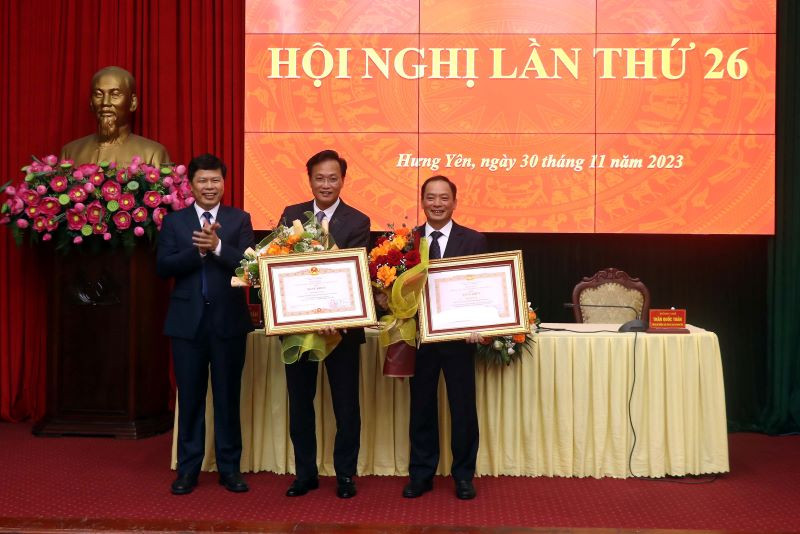 Thừa ủy quyền của Thủ tướng, Phó Bí thư Thường trực Tỉnh ủy, Chủ tịch Hội đồng nhân dân tỉnh Hưng Yên Trần Quốc Toản đã trao Bằng khen của Thủ tướng Chính phủ cho Bí thư Tỉnh ủy Nguyễn Hữu Nghĩa và Chủ tịch Ủy ban nhân dân tỉnh Trần Quốc Văn.