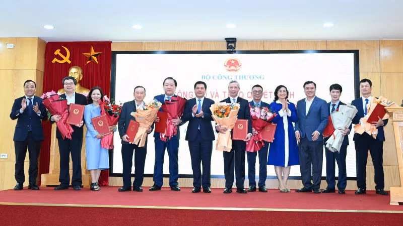 Bộ trưởng Nguyễn Hồng Diên trao các quyết định về công tác cán bộ cho lãnh đạo Cục, Vụ thuộc Bộ Công thương.