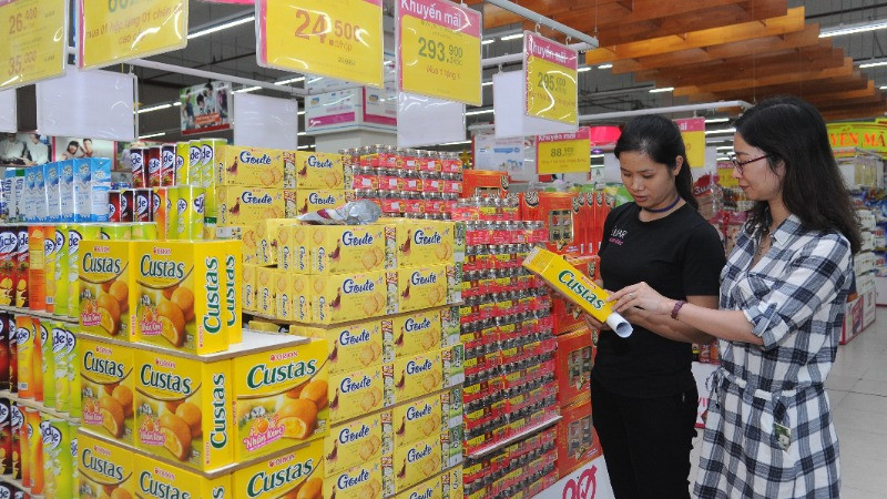 Người dân mua sắm hàng hóa tại một siêu thị trên địa bàn TP Hà Nội (Ảnh: TRẦN HẢI)