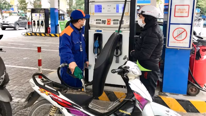 Người dân mua xăng tại một cửa hàng kinh doanh xăng dầu trên địa bàn thành phố Hà Nội. (Ảnh: HOÀNG ANH)