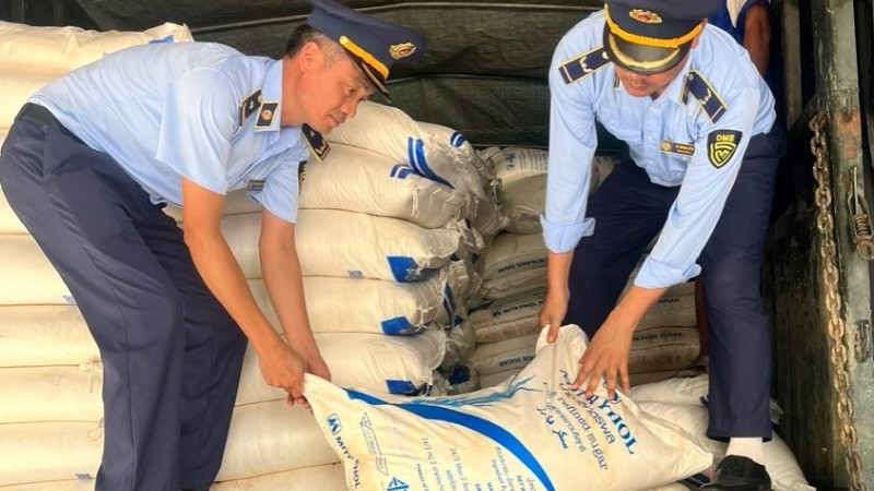 Lực lượng Quản lý thị trường tỉnh Quảng Trị thu giữ 11 tấn đường cát nhập lậu.