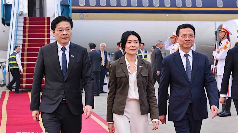 Bộ trưởng Khoa học và Công nghệ Nguyễn Mạnh Hùng đón Thủ tướng Singapore Lawrence Wong và Phu nhân tại Sân bay Quốc tế Nội Bài (Hà Nội). (Ảnh: TTXVN)