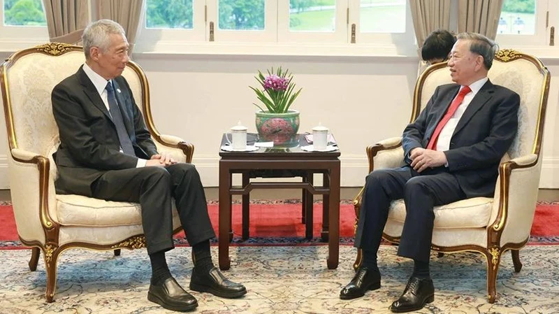 Tổng Bí thư Tô Lâm gặp nguyên Thủ tướng Singapore, Bộ trưởng cao cấp Lý Hiển Long. (Ảnh: Thống Nhất/TTXVN)