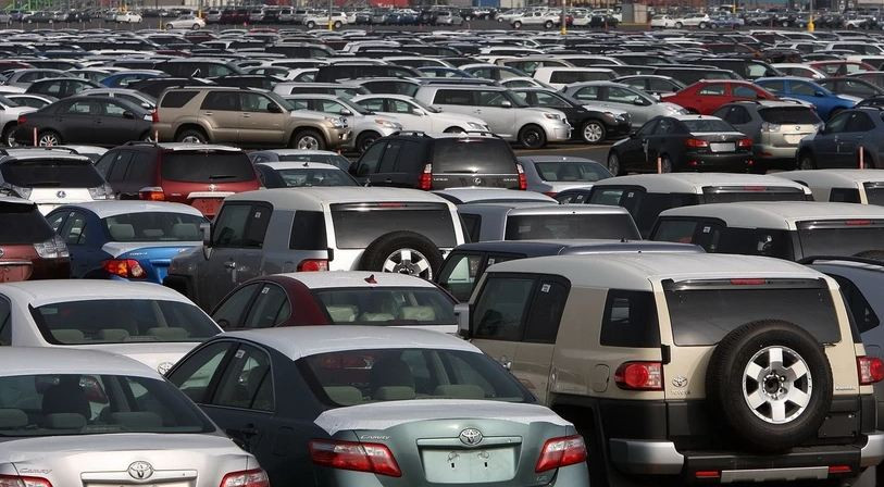 Ô-tô nhập khẩu được vận chuyển tại cảng Long Beach, California, Mỹ. (Ảnh: Getty Images/TTXVN)