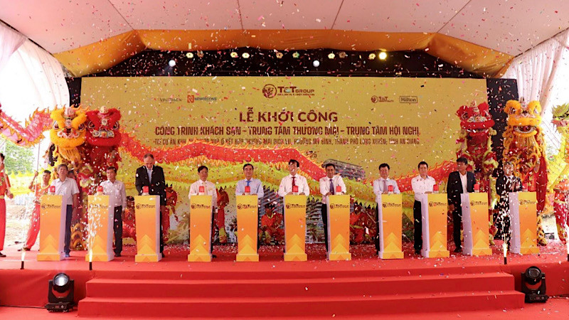 Các đại biểu thực hiện nghi lễ khởi công công trình Khách sạn-Trung tâm thương mại-Trung tâm hội nghị.