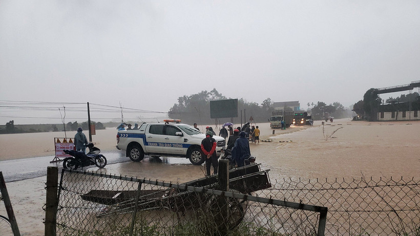 Các lực lượng chức năng tỉnh Hà Tĩnh tổ chức phân luồng, hướng dẫn phương tiện lưu thông trên các tuyến được bị ngập.