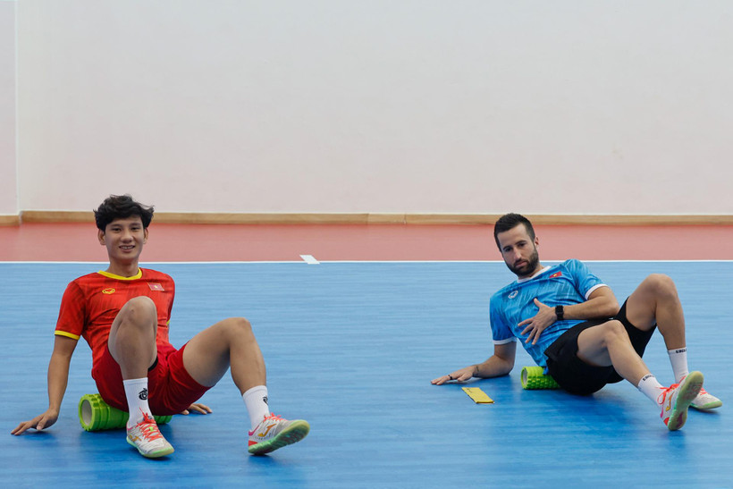 Ban huấn luyện tập luyện trực tiếp cùng các tuyển thủ. 