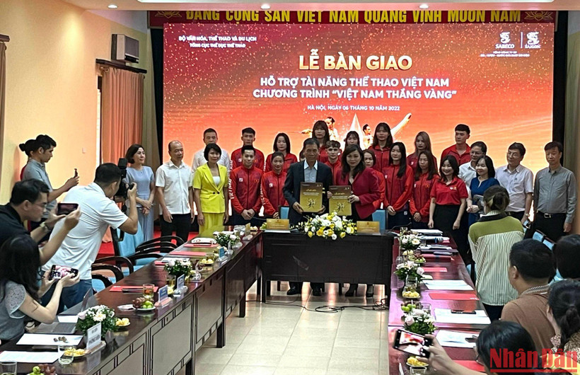 Lãnh đạo Tổng cục Thể dục Thể thao tại lễ bàn giao hỗ trợ tài năng thể thao. (Ảnh: MINH GIANG)