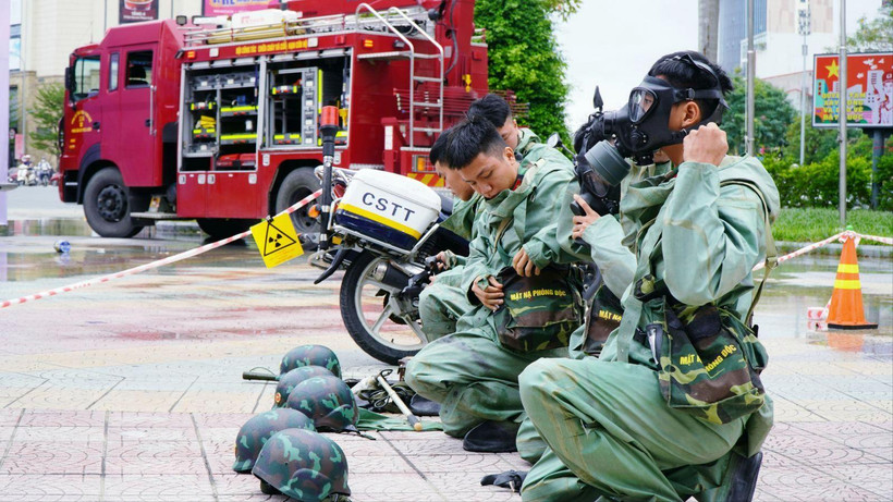 Trang bị thiết bị bảo hộ chống độc, thiết bị đo trước khi tiếp cận hiện trường để đo, đánh giá an toàn bức xạ khu vực.
