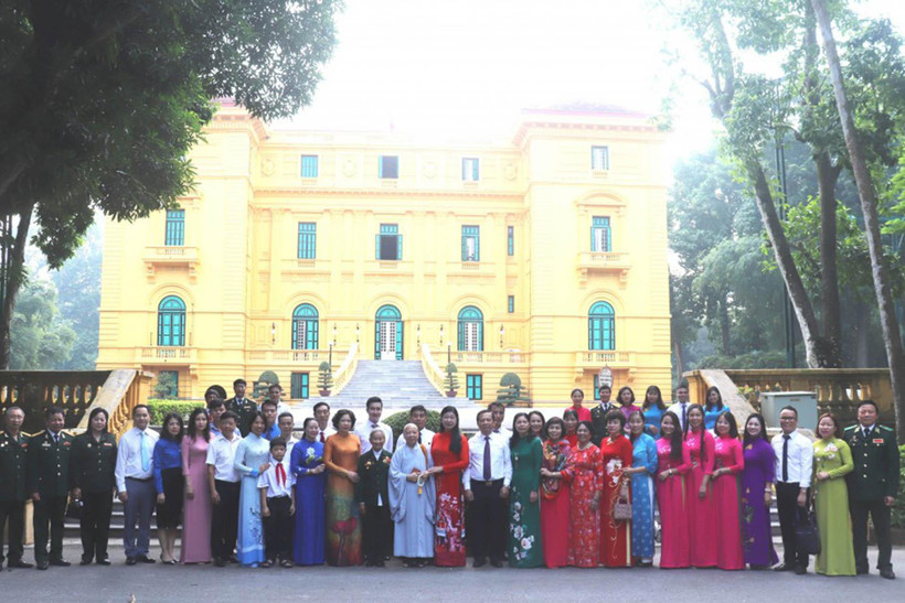 Các đại biểu chụp ảnh lưu niệm tại Khu di tích Phủ Chủ tịch. 