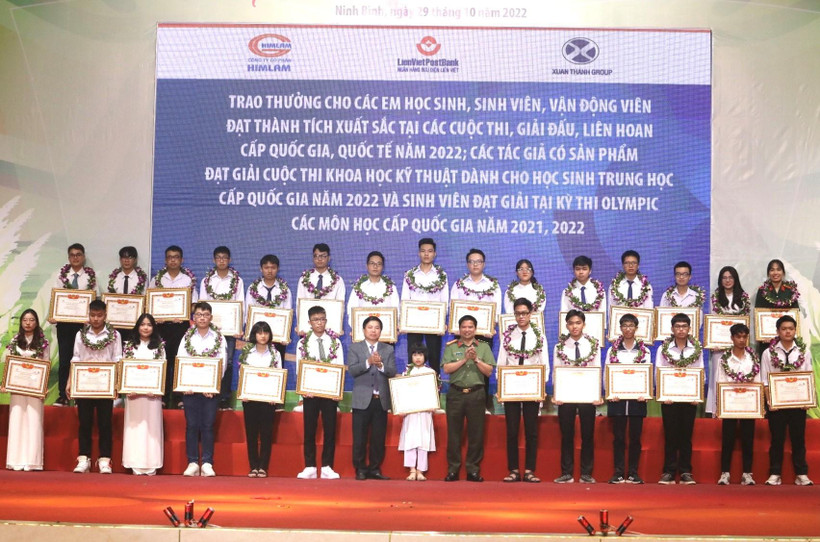 Trao thưởng cho các em học sinh, sinh viên, vận động viên có thành tích xuất sắc năm 2022.