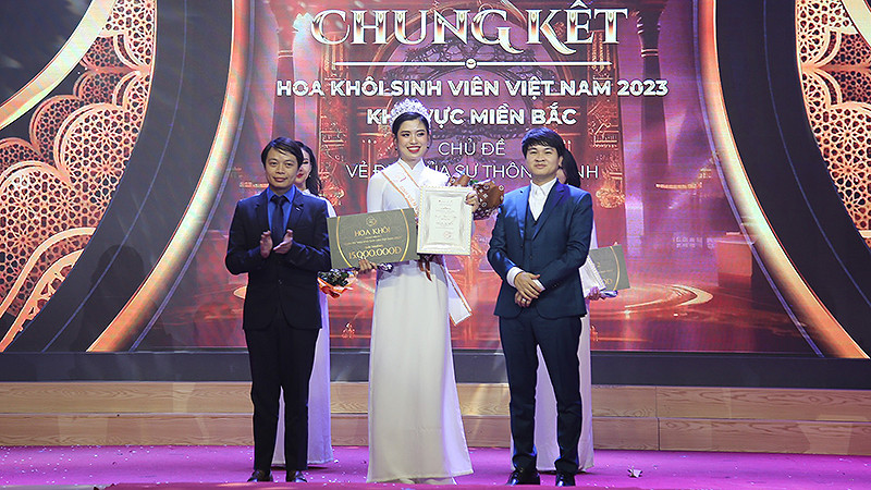 Đại diện Ban tổ chức Cuộc thi trao giải Hoa khôi sinh viên khu vực miền Bắc tặng thí sinh Nguyễn Phương Nguyên.
