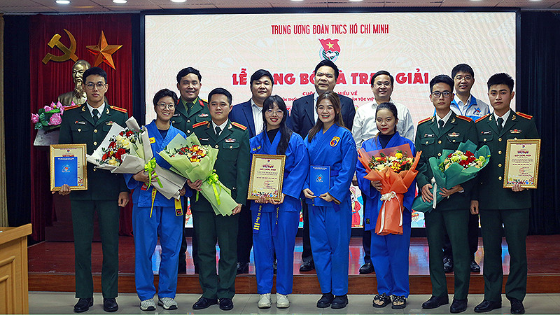 Đại diện Ban tổ chức và các thí sinh giành giải cao của Cuộc thi.