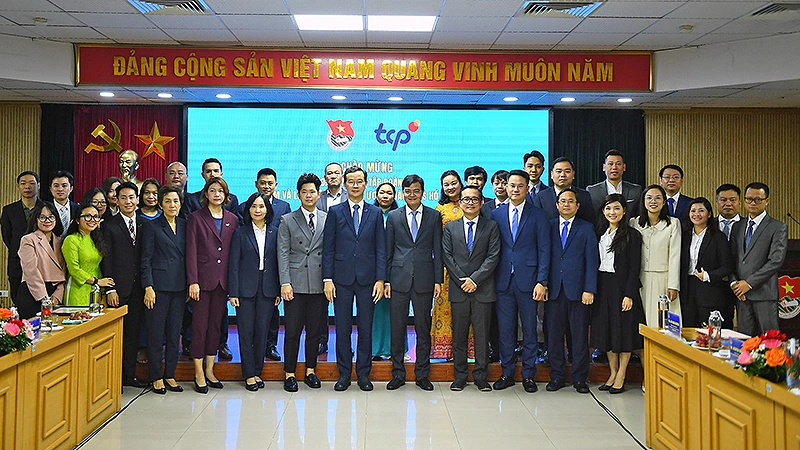 Các đồng chí đại diện lãnh đạo Trung ương Đoàn, Trung ương Hội Liên hiệp Thanh niên Việt Nam, Trung ương Hội Sinh viên Việt Nam cùng Đoàn đại biểu Tập đoàn TCP (Thái Lan) tại buổi làm việc.