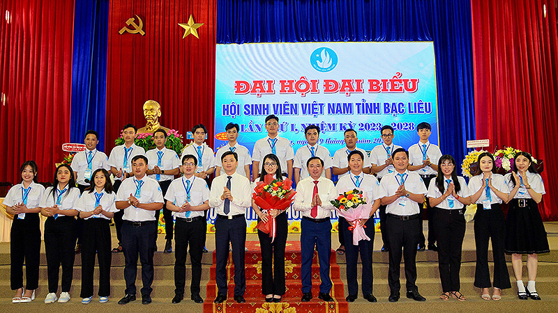 Phó Chủ tịch Ủy ban nhân dân tỉnh Bạc Liêu Phan Thanh Duy và Bí thư Trung ương Đoàn, Chủ tịch Hội Sinh viên Việt Nam Nguyễn Minh Triết (thứ 6 và 8 từ phải sang) trao hoa tặng 21 đồng chí trong Ban Chấp hành Hội Sinh viên tỉnh Bạc Liêu khóa I.