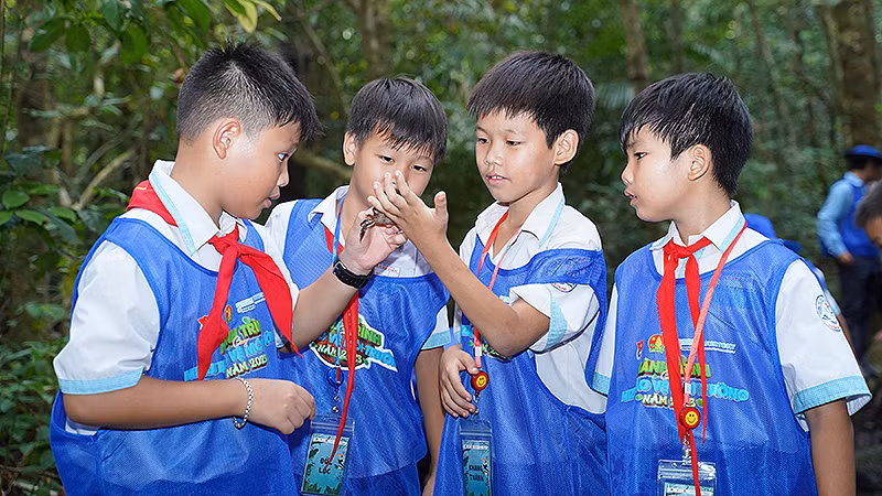Các em nhỏ háo hức khám phá khi tham gia "Hành trình cùng Mizu bảo vệ môi trường" tại Vườn quốc gia Cát Tiên.