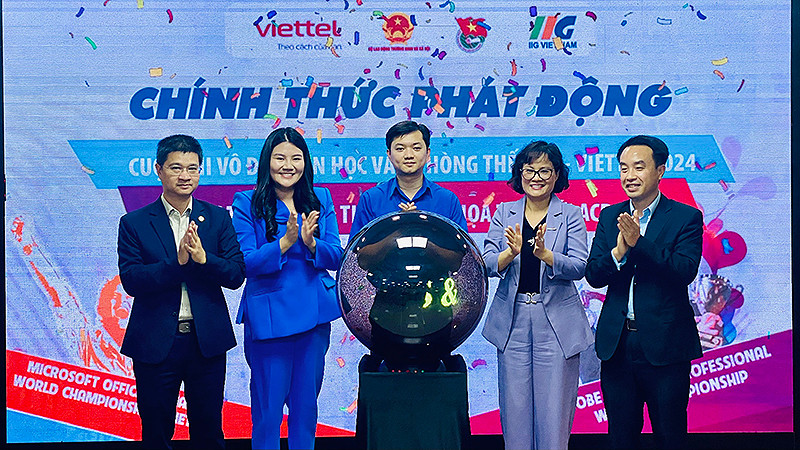 Bí thư Trung ương Đoàn, Chủ tịch Hội Sinh viên Việt Nam Nguyễn Minh Triết (ở giữa) và đại diện các bộ, ngành, đơn vị liên quan thực hiện nghi thức phát động các Cuộc thi.