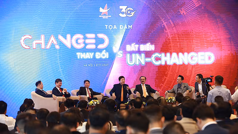 Chủ tịch Hội Doanh nhân trẻ Việt Nam các thời kỳ chia sẻ ý kiến tại Tọa đàm.