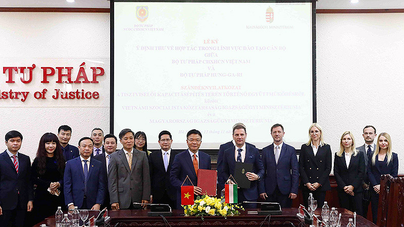 Bộ trưởng Tư pháp Lê Thành Long và người đồng cấp Hungary, ông Tuzson Bence trao Ý định thư về đào tạo, cán bộ pháp luật và tư pháp. 
