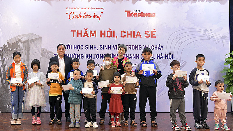 Đại diện Ban tổ chức chương trình trao kinh phí tặng các em nhỏ là nạn nhân vụ cháy.