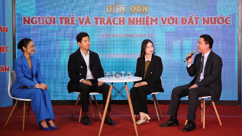 Các diễn giả chia sẻ ý kiến tại diễn đàn. 