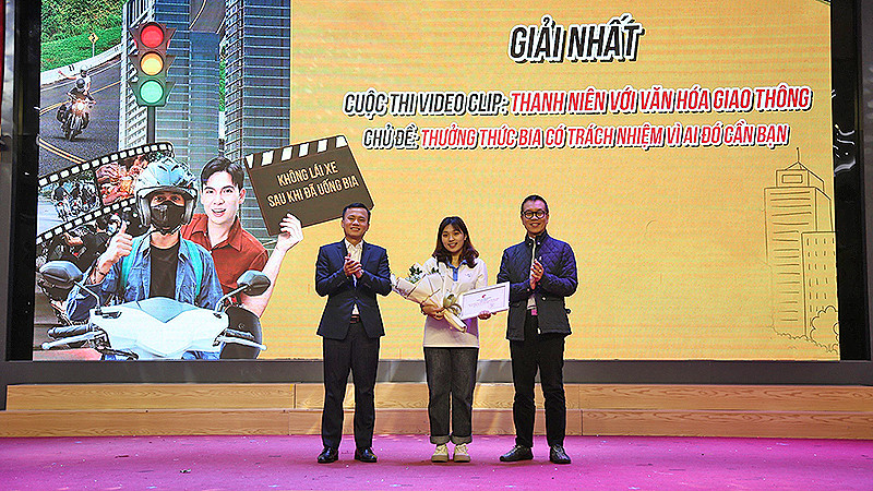 Đại diện nhóm tác giả Câu lạc bộ Kỹ năng quản trị và Khởi nghiệp sáng tạo (Trường Đại học Kinh tế Kỹ thuật Công nghiệp) nhận giải nhất từ ban tổ chức.