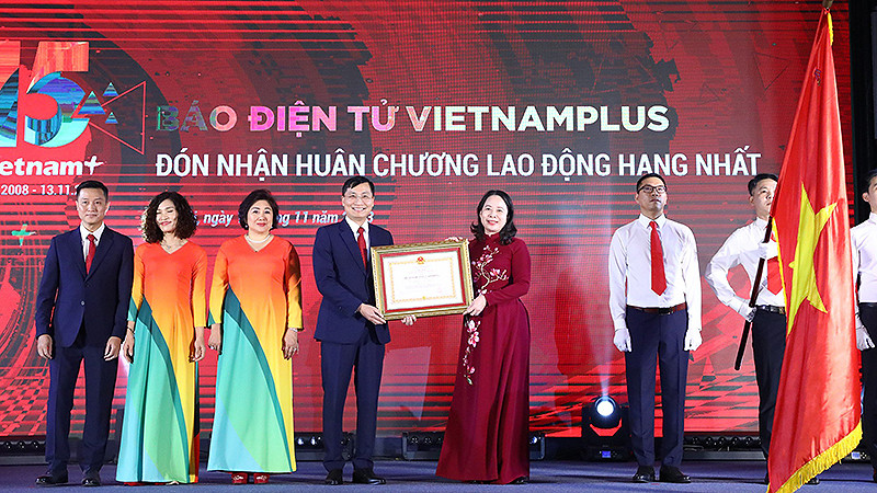 Phó Chủ tịch nước Võ Thị Ánh Xuân thay mặt Đảng, Nhà nước trao Huân chương Lao động hạng Nhất tặng Báo Điện tử VietnamPlus tại buổi lễ.