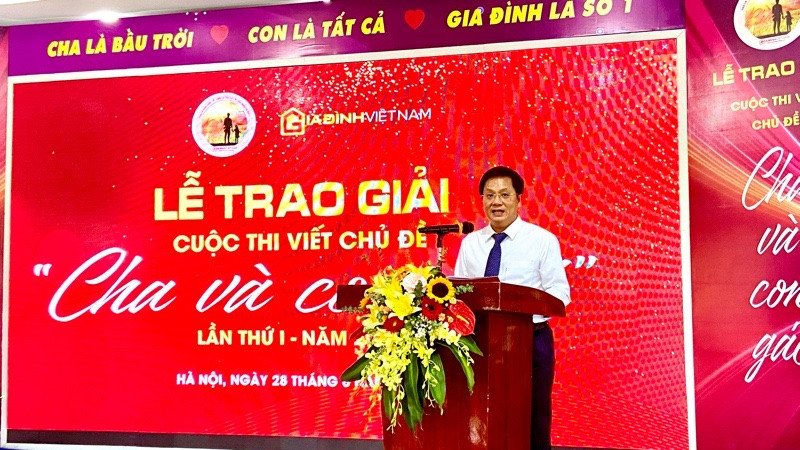 Tổng Biên tập Tạp chí Gia đình Việt Nam Hồ Minh Chiến phát biểu tại buổi lễ.