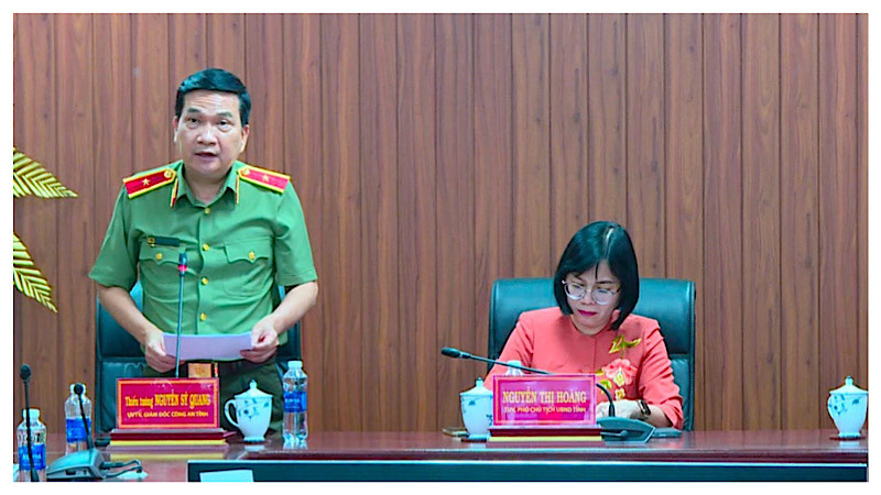 Thiếu tướng Nguyễn Sỹ Quang, Giám đốc Công an tỉnh báo cáo kết quả thực hiện cấp căn cước công dân.