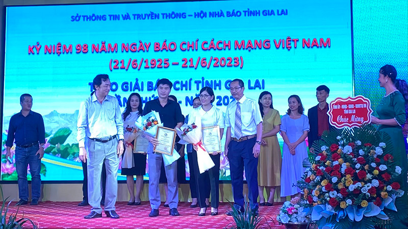 Trao giải thưởng cho các tác giả đạt giải cao, giải báo chí tỉnh Gia Lai năm 2023.