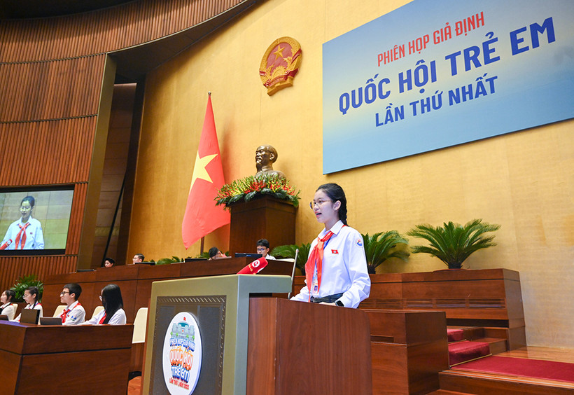 Chủ tịch Quốc hội trẻ em Đặng Cát Tiên phát biểu khai mạc phiên họp.