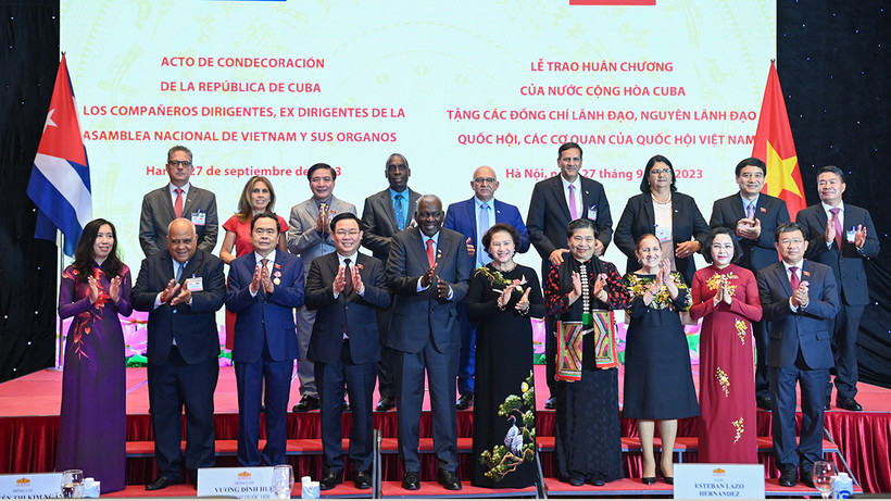 Chủ tịch Quốc hội Vương Đình Huệ, Chủ tịch Quốc hội Cuba Esteban Lazo Hernandez cùng các đồng chí lãnh đạo, nguyên lãnh đạo Quốc hội và các đại biểu chụp ảnh lưu niệm tại buổi lễ.