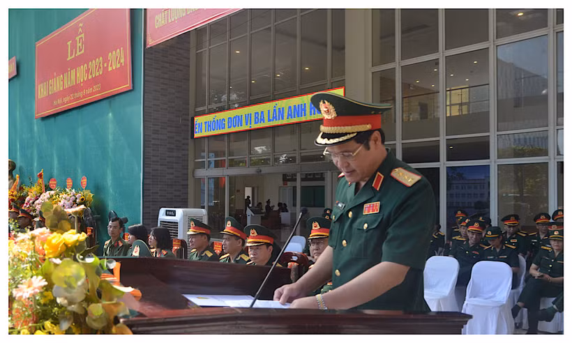 Thượng tướng Vũ Hải Sản, Ủy viên Trung ương Đảng, Thứ trưởng Quốc phòng phát biểu ý kiến tại buổi lễ.