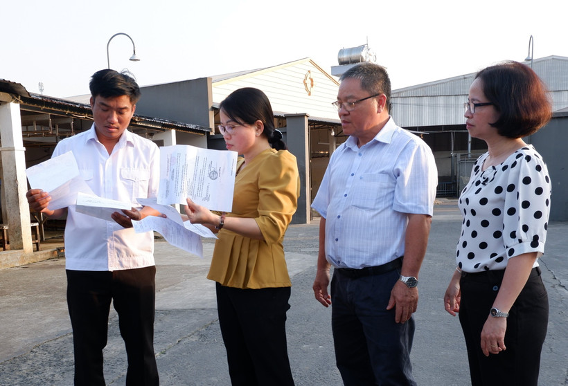 Lãnh đạo Sở Nông nghiệp và Phát triển nông thôn Long An kiểm tra giấy tờ kiểm dịch vận chuyển sản phẩm động vật tại cơ sở của ông Nguyễn Hữu Ân, xã Đức Lập Thượng, huyện Đức Hòa (tỉnh Long An). 