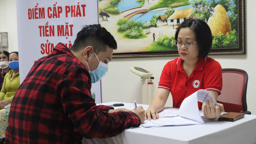 Người dân ký nhận tiền hỗ trợ. 