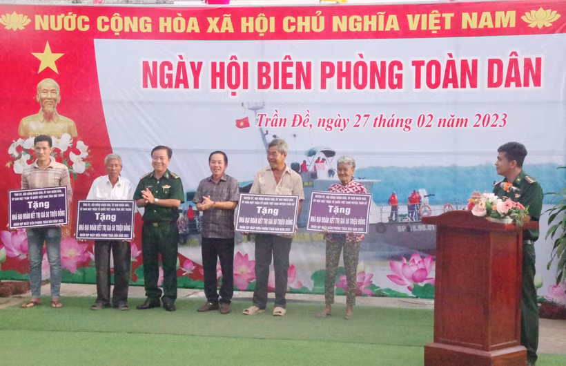 Trao bảng tượng trưng tặng nhà đại đoàn kết cho các hộ gia đình có hoàn cảnh khó khăn. 