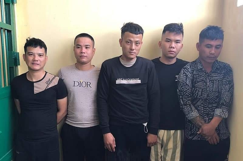 Các đối tượng (từ trái qua): Trần Văn Phước, Lê Công Trường, Bùi Quốc Tuấn, Đỗ Văn Mỹ và Nguyễn Văn Dũng tại cơ quan Điều tra. (Ảnh do Công an tỉnh Gia Lai cung cấp)