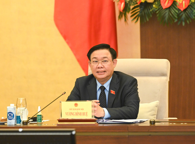 Chủ tịch Quốc hội Vương Đình Huệ phát biểu ý kiến tại cuộc họp. 
