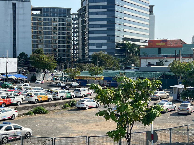 Bãi đệm taxi nằm ở khu đất tiếp giáp đường vào Nhà ga quốc tế Tân Sơn Nhất sẽ được duy trì hoạt động vào các dịp lễ để hỗ trợ việc điều tiết phương tiện taxi đi lại.